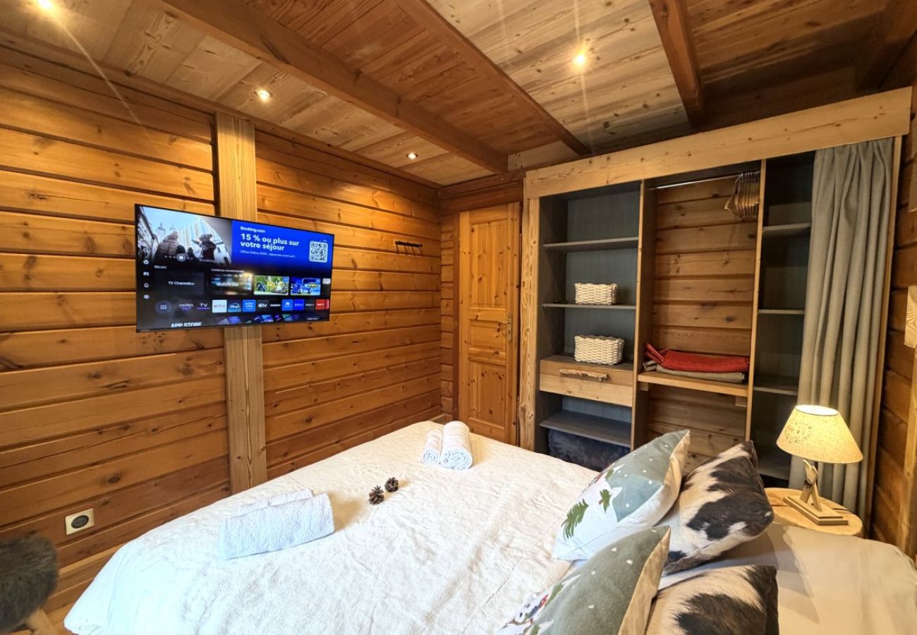 Chambre avec lit double et TV