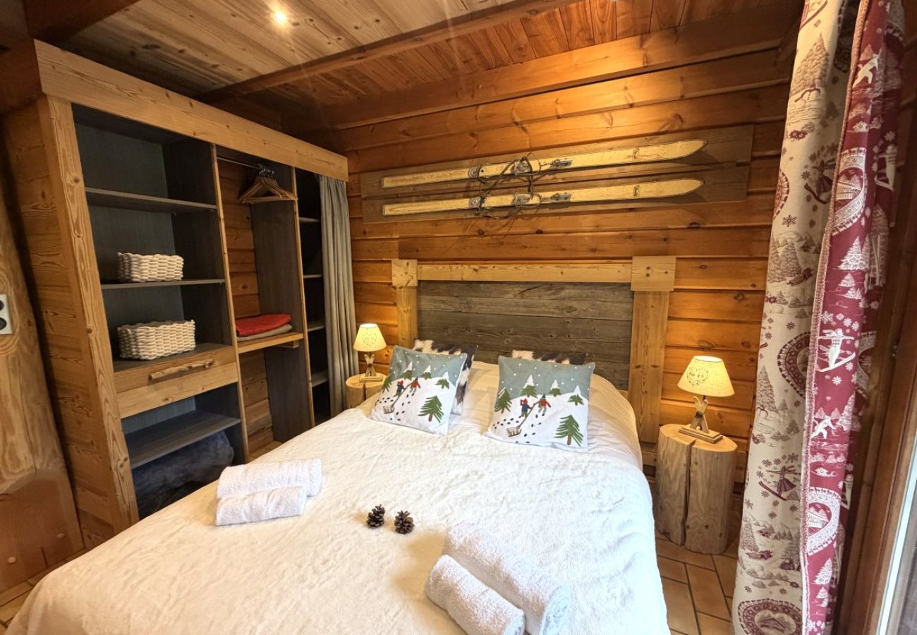 Chambre avec lit double et TV