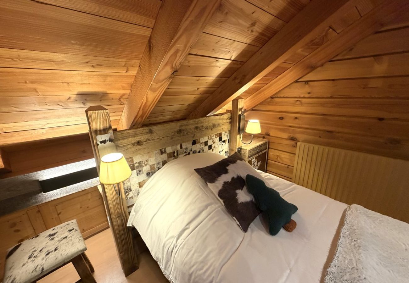 Chambre avec deux lits simples et TV