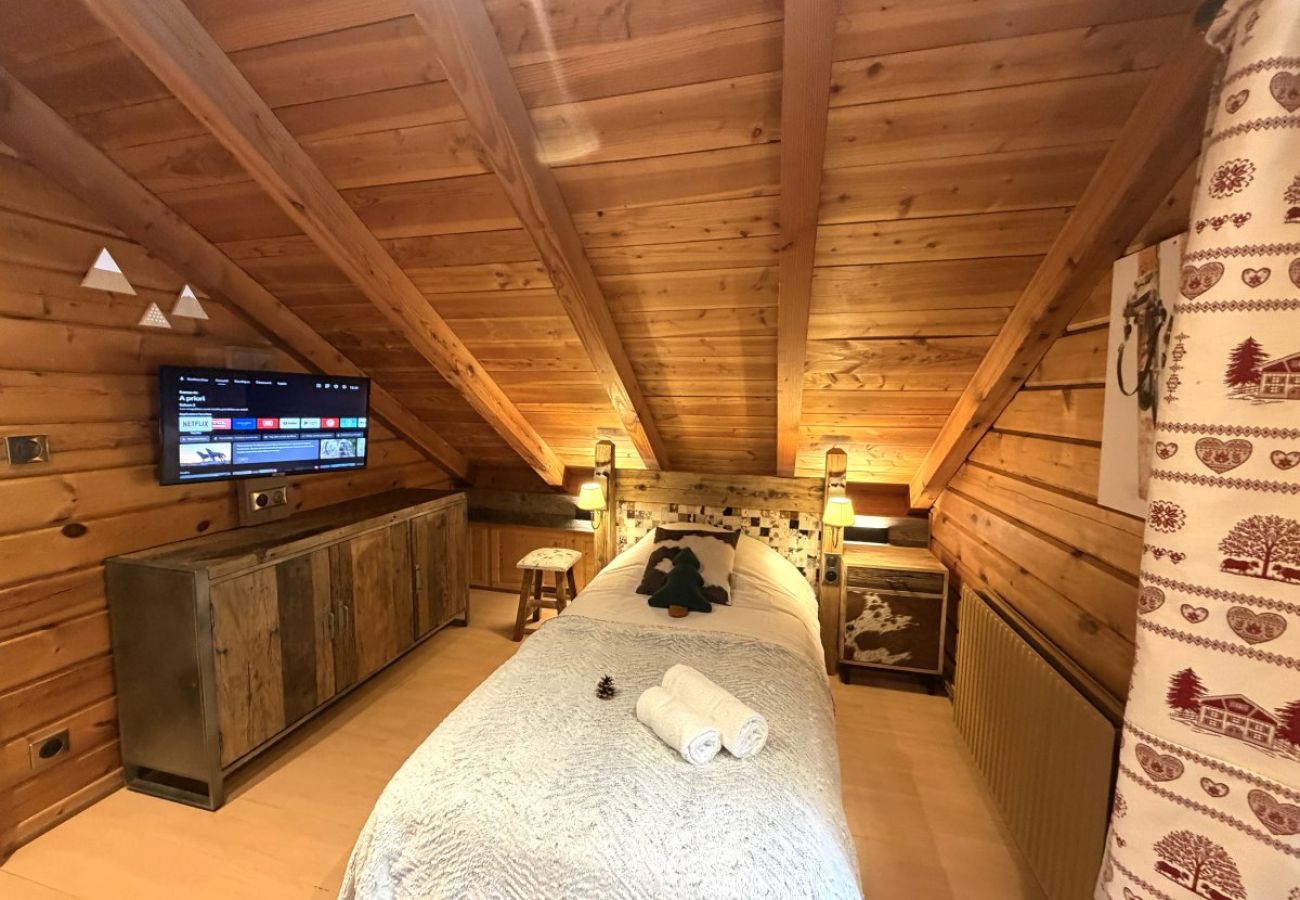 Chambre avec deux lits simples et TV