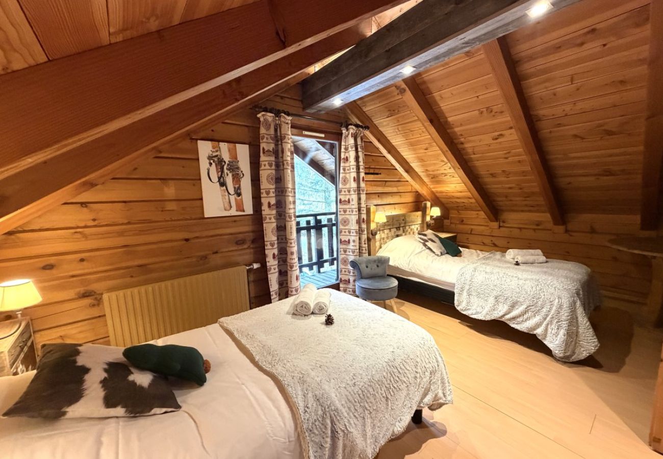 Chambre avec deux lits simples et TV
