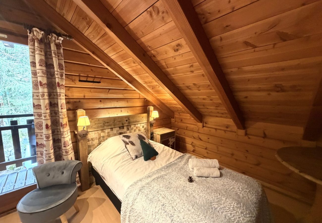 Chambre avec deux lits simples et TV