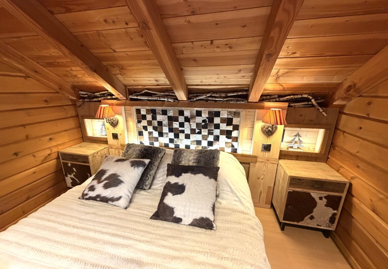 Chambre avec lit double et TV