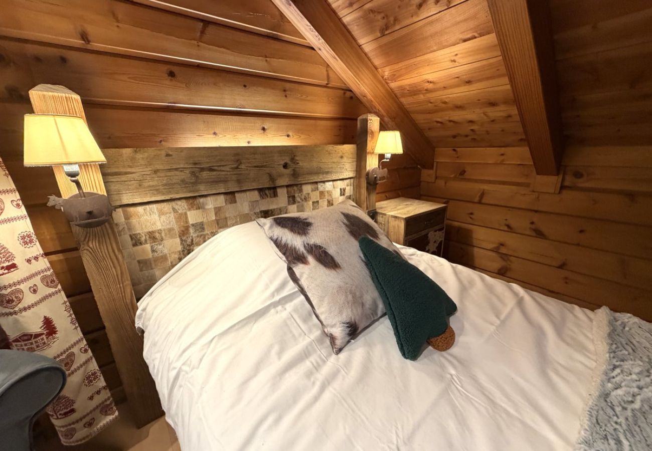 Chambre avec deux lits simples et TV