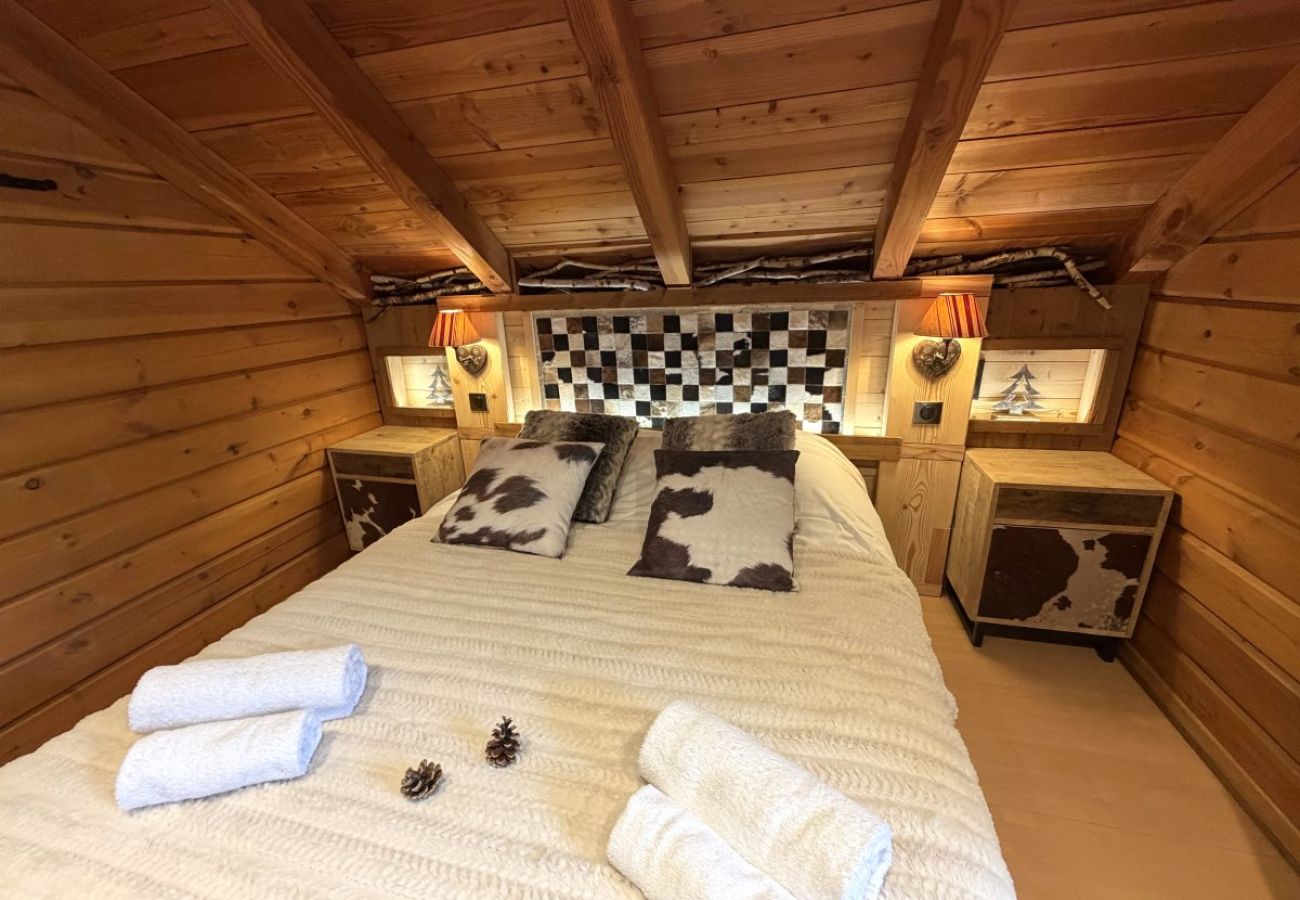 Chambre avec lit double et TV