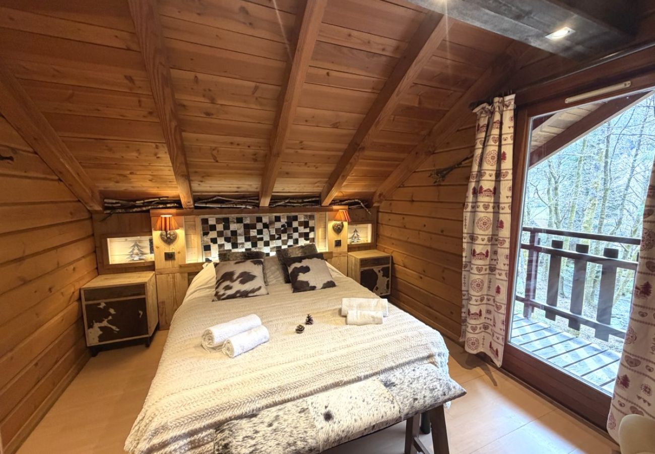 Chambre avec lit double et TV