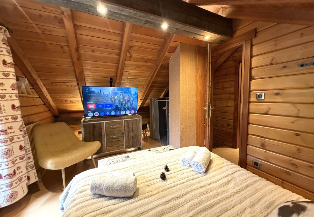 Chambre avec lit double et TV