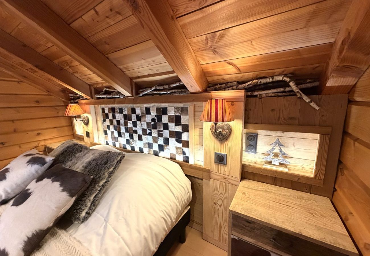 Chambre avec lit double et TV