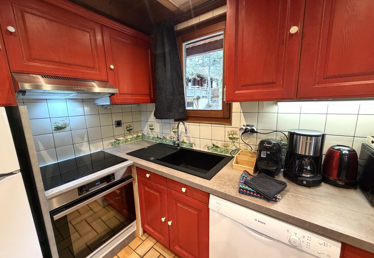 Cuisine avec réfrigérateur, cuisinière, micro-ondes, cafetière, bouilloire, lave-vaisselle, lave-linge
