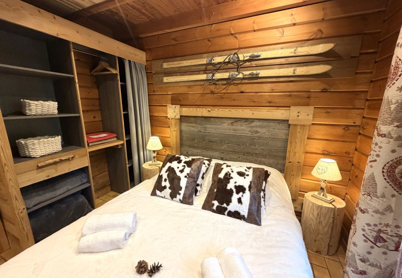 Chambre avec lit double et TV
