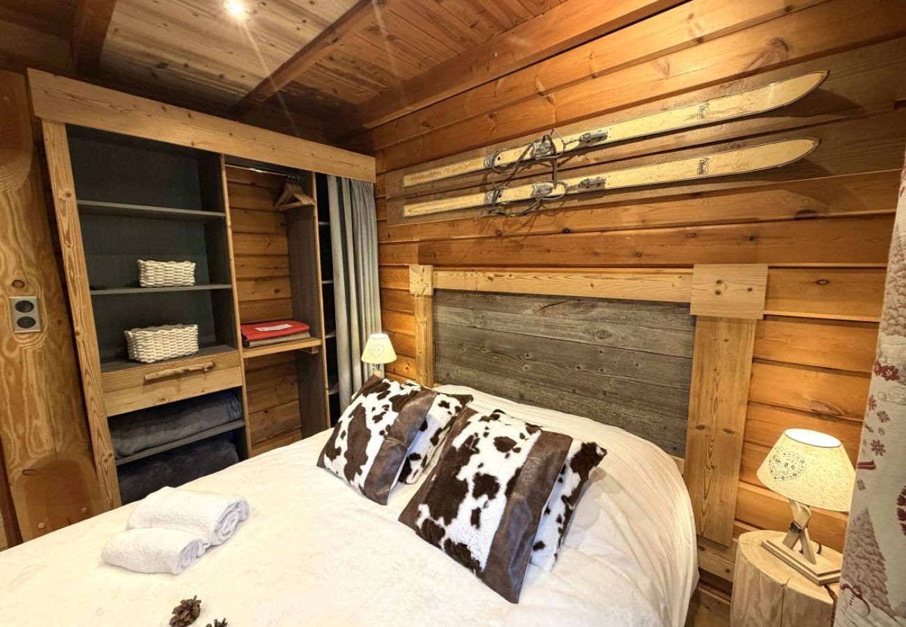 Chambre avec lit double et TV
