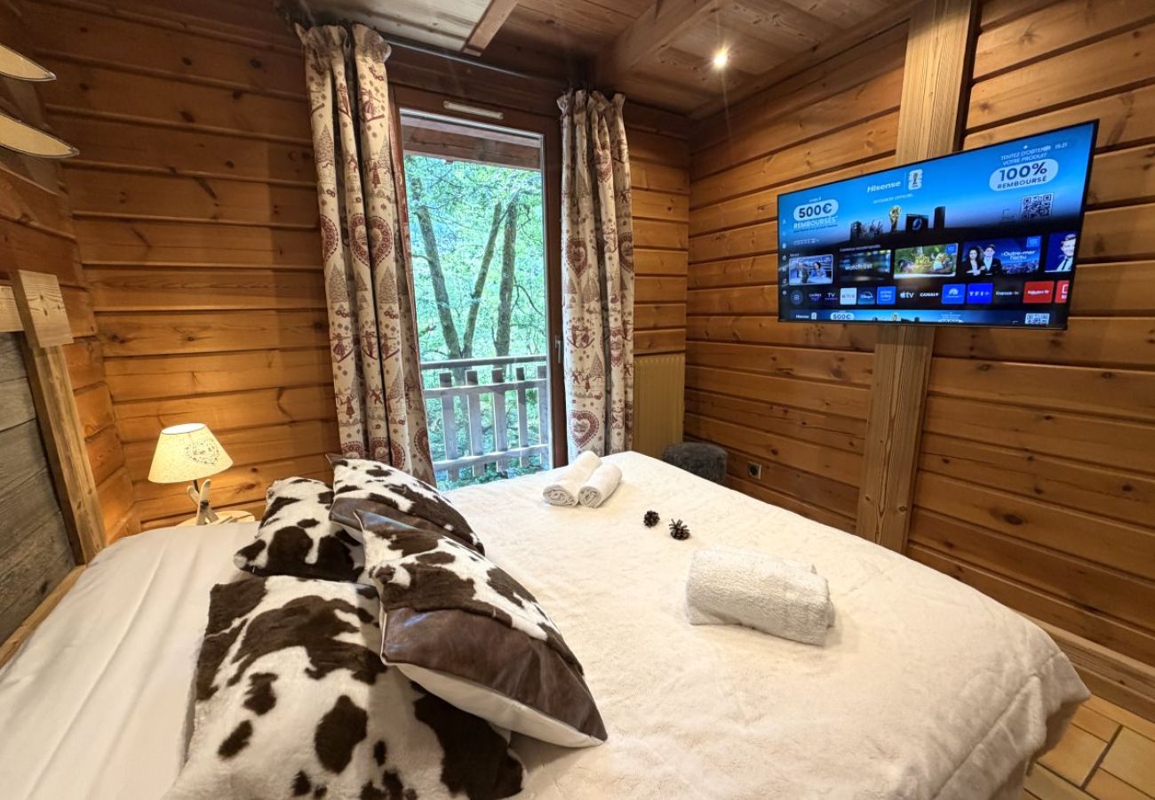Chambre avec lit double et TV