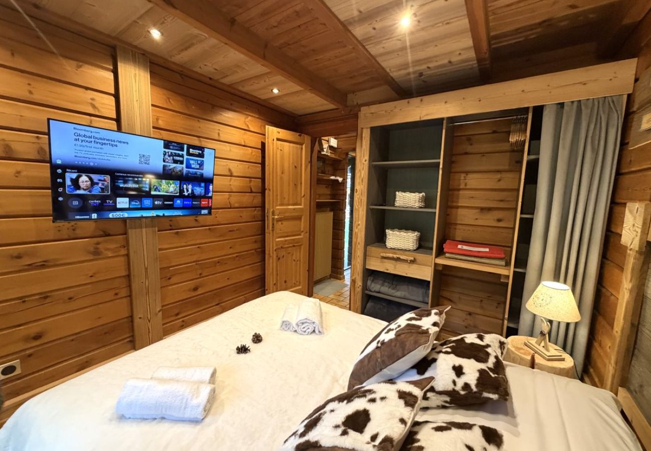 Chambre avec lit double et TV