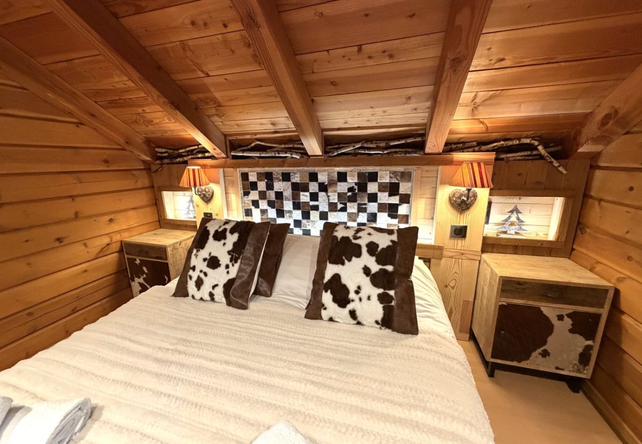 Chambre avec lit double et TV