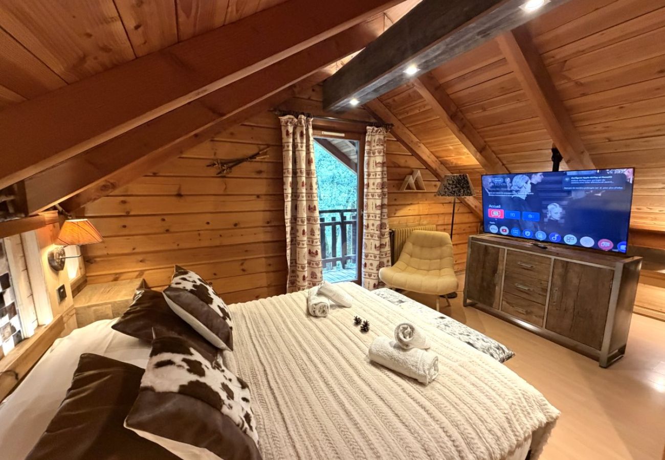 Chambre avec lit double et TV