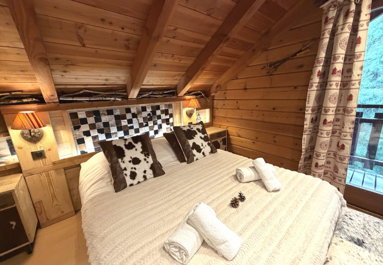 Chambre avec lit double et TV
