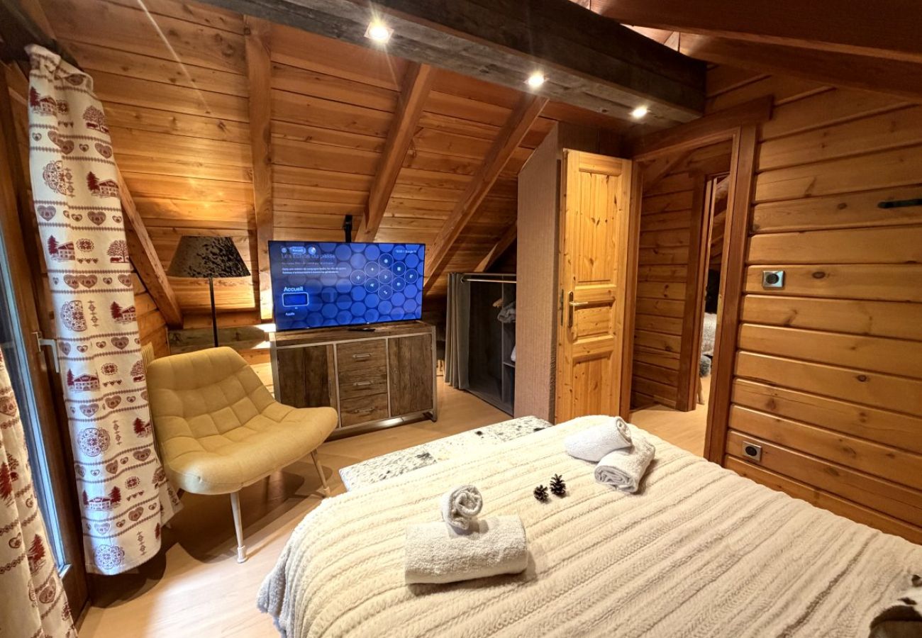 Chambre avec lit double et TV