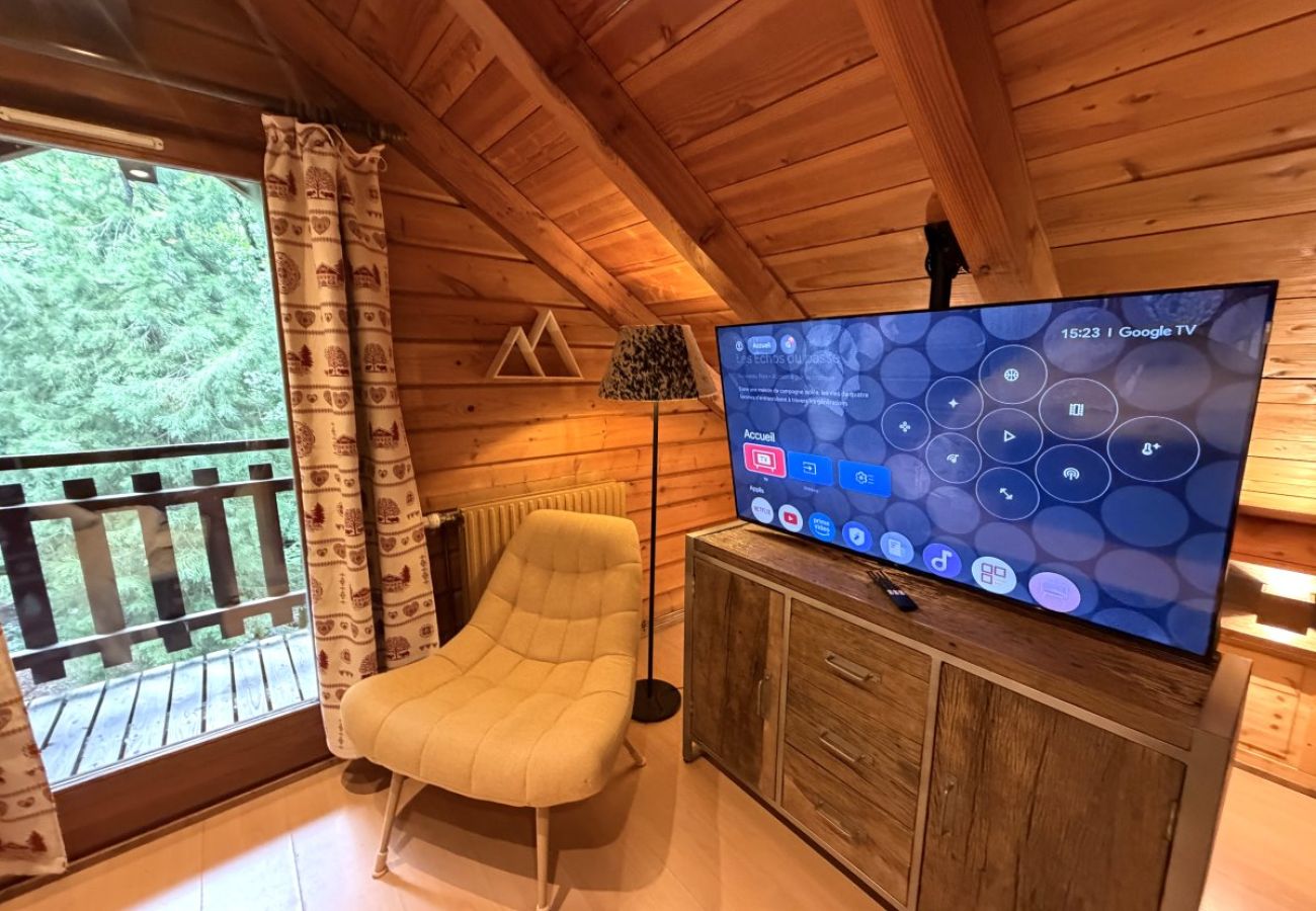 Chambre avec lit double et TV
