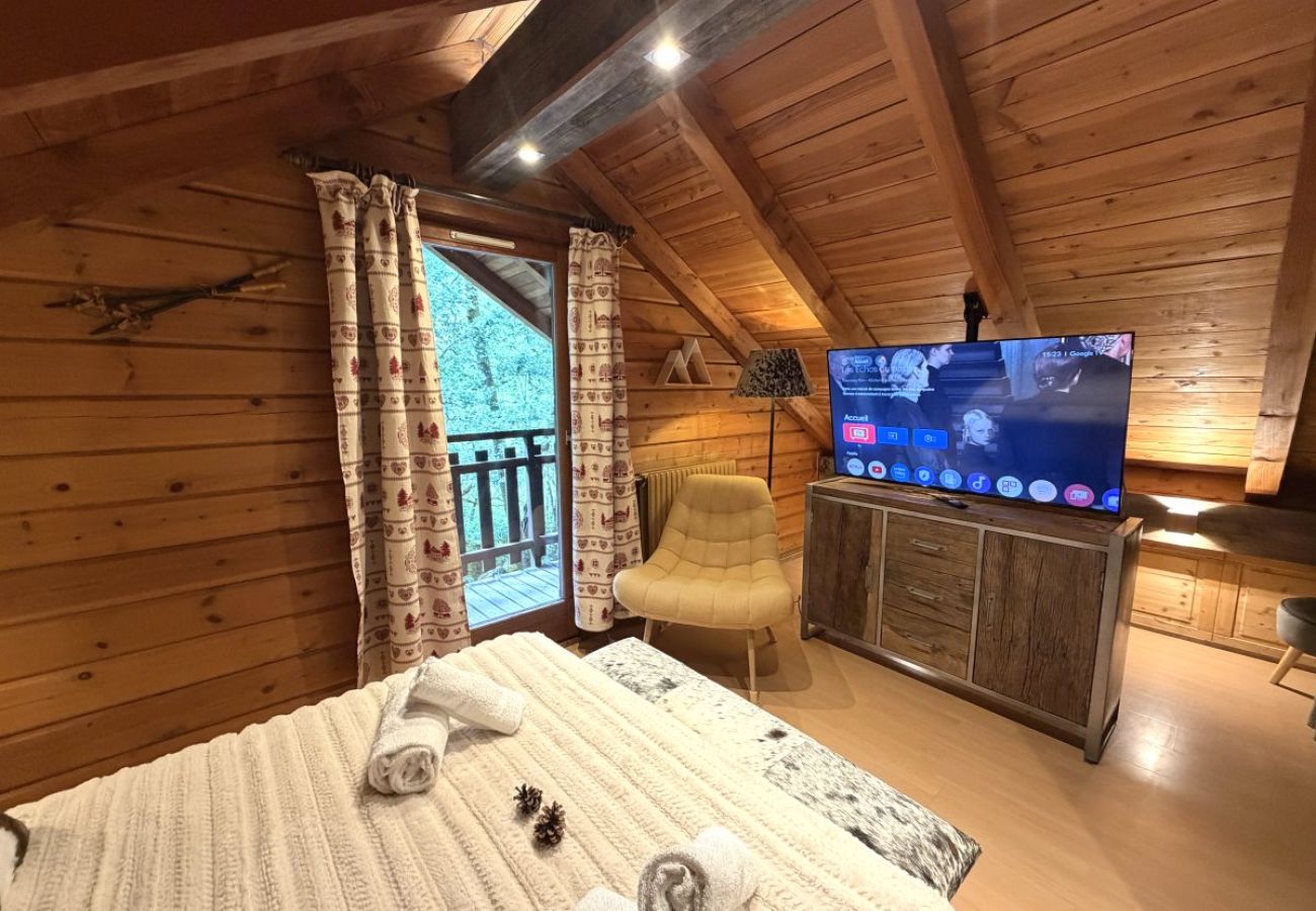 Chambre avec lit double et TV