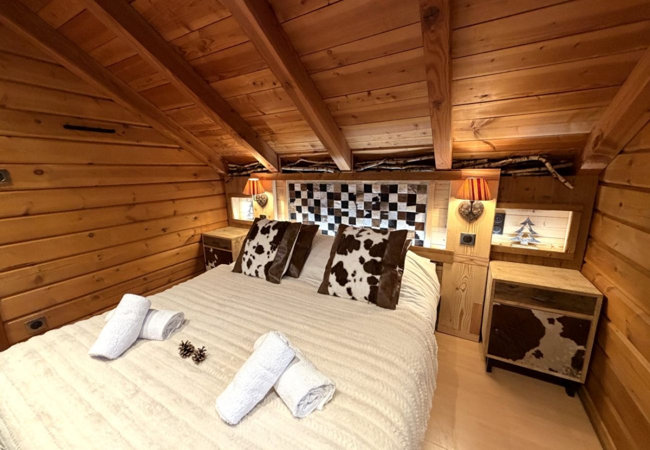 Chambre avec lit double et TV