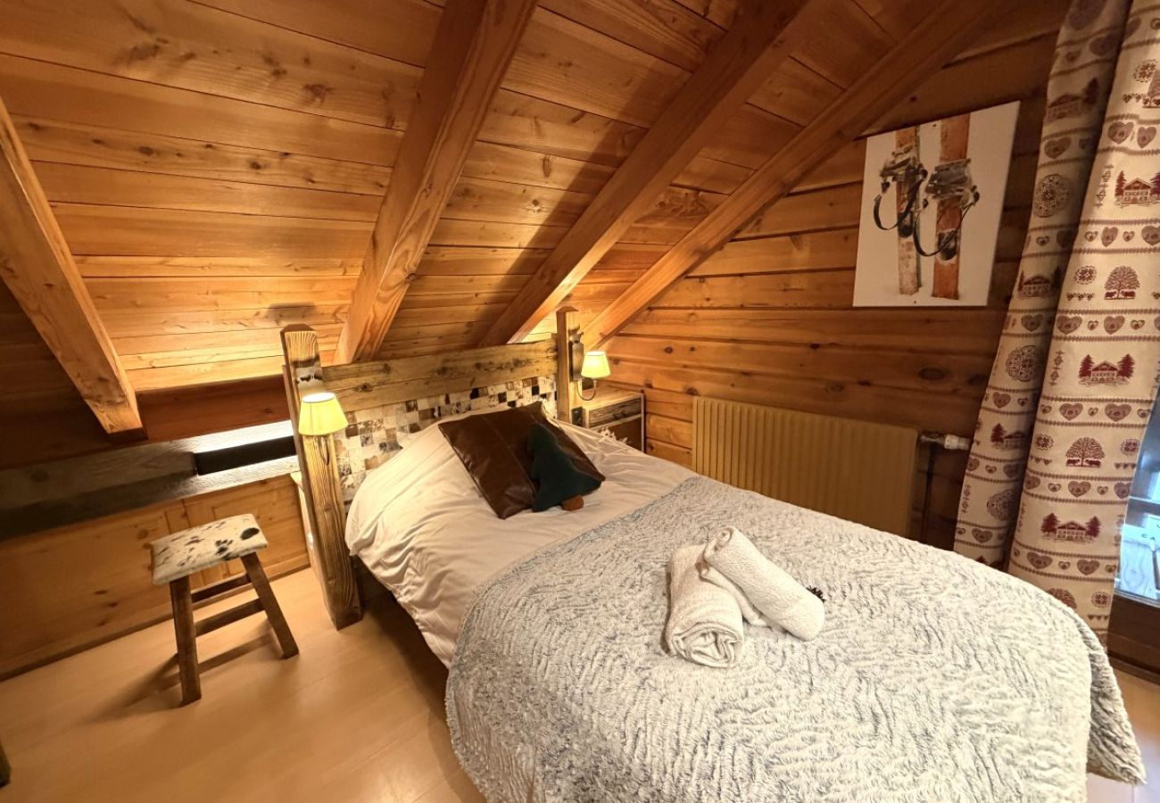 Chambre avec deux lits simples et TV