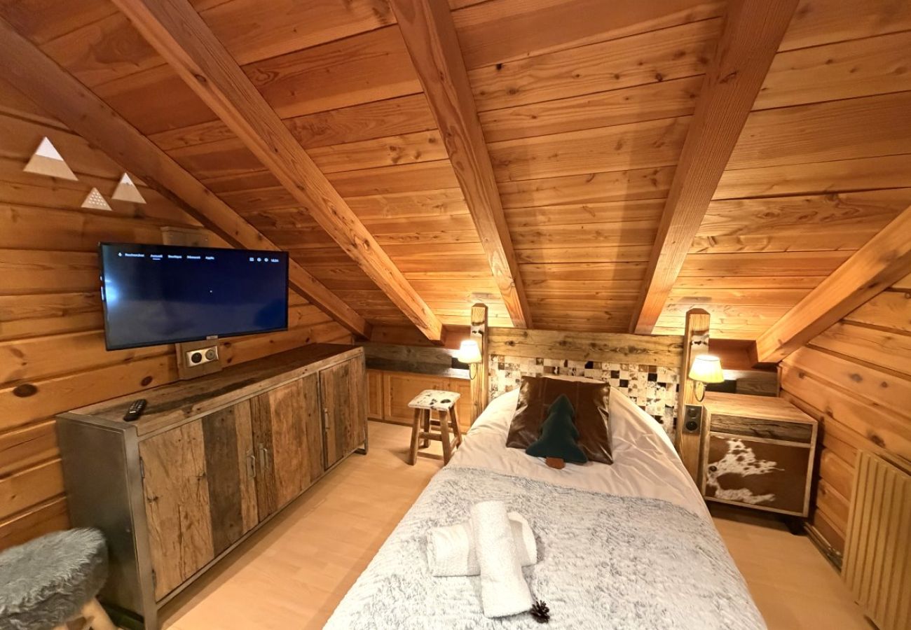 Chambre avec deux lits simples et TV