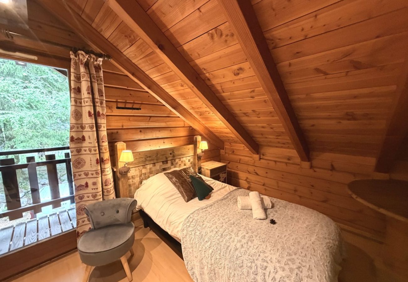 Chambre avec deux lits simples et TV