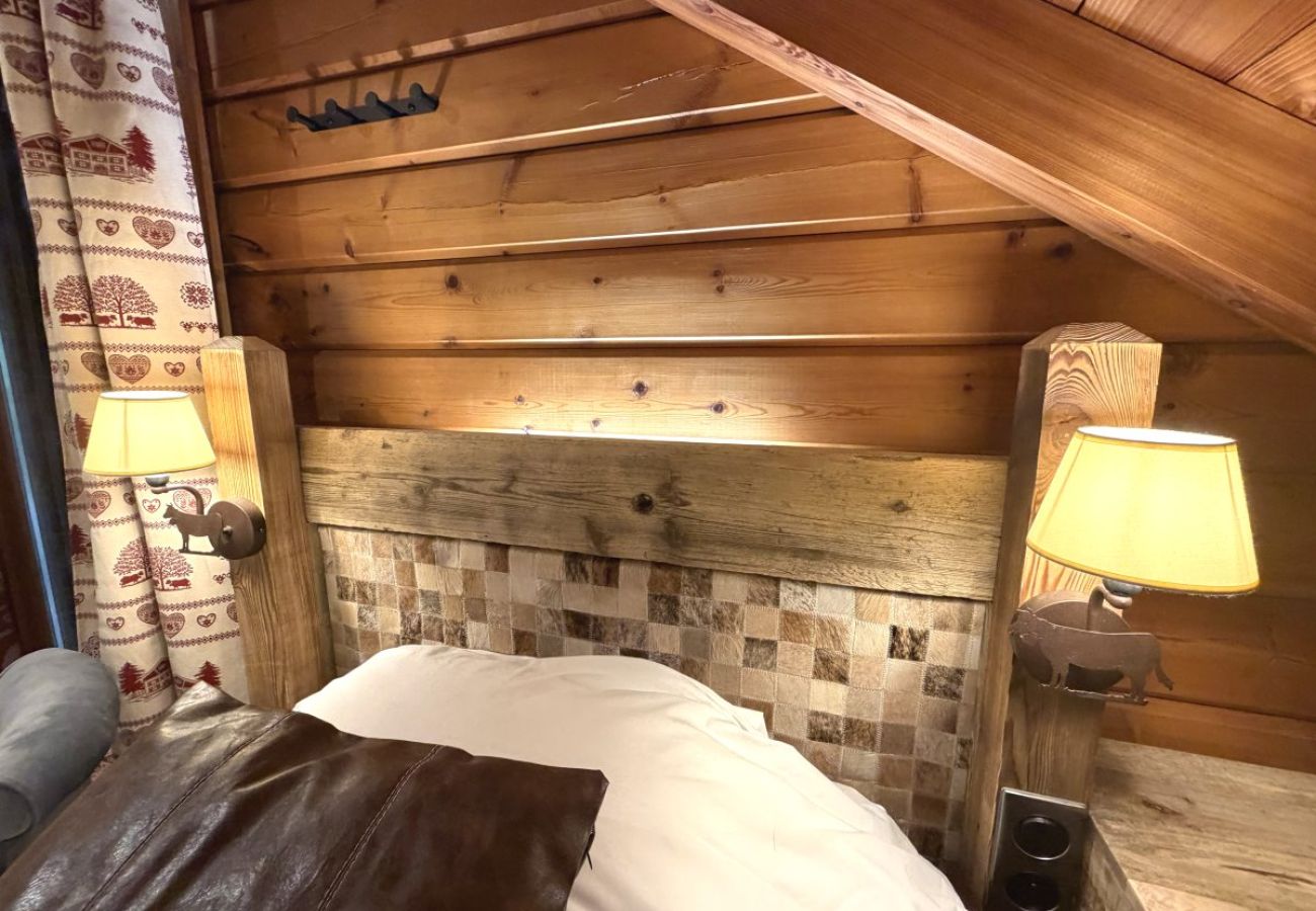 Chambre avec deux lits simples et TV