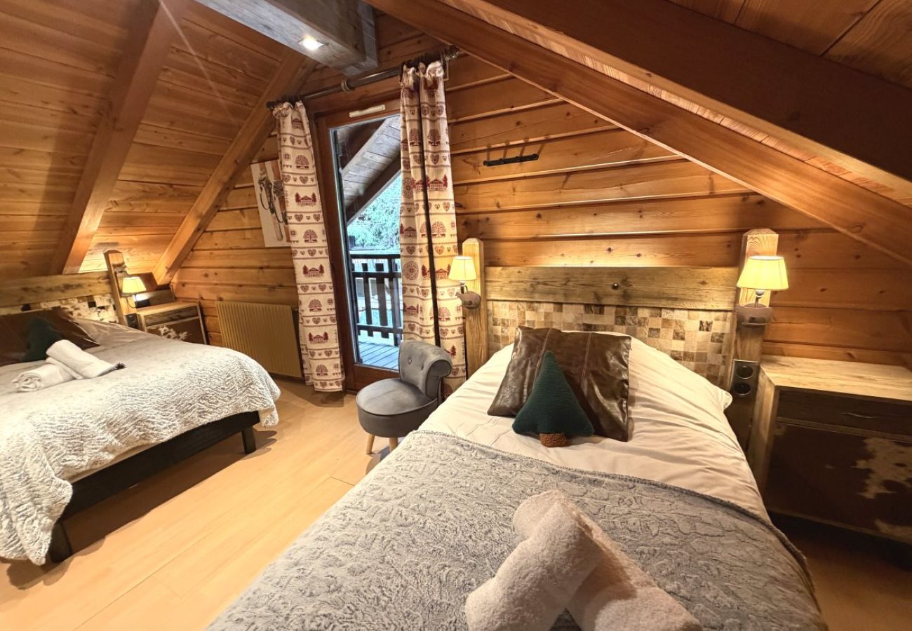 Chambre avec deux lits simples et TV