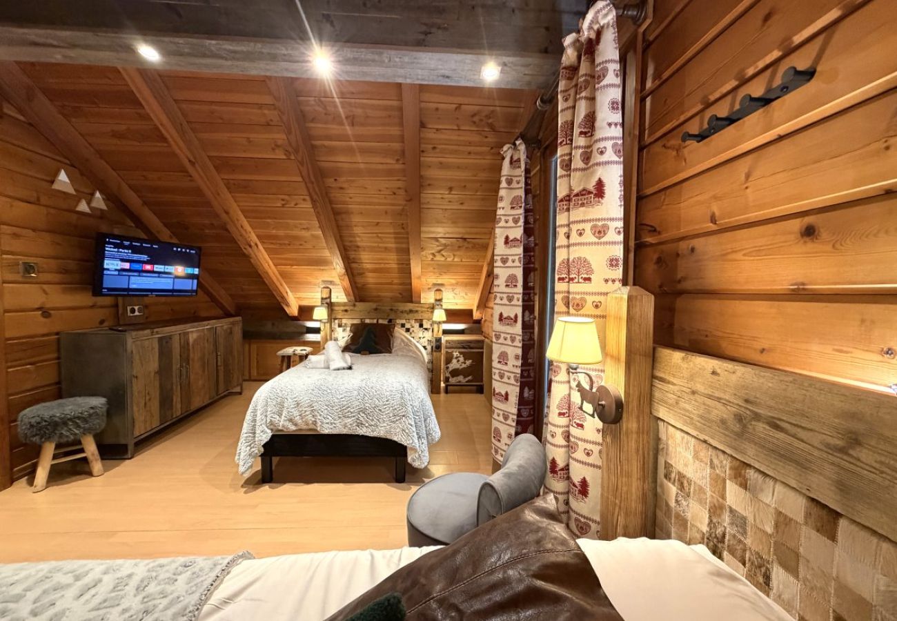 Chambre avec deux lits simples et TV