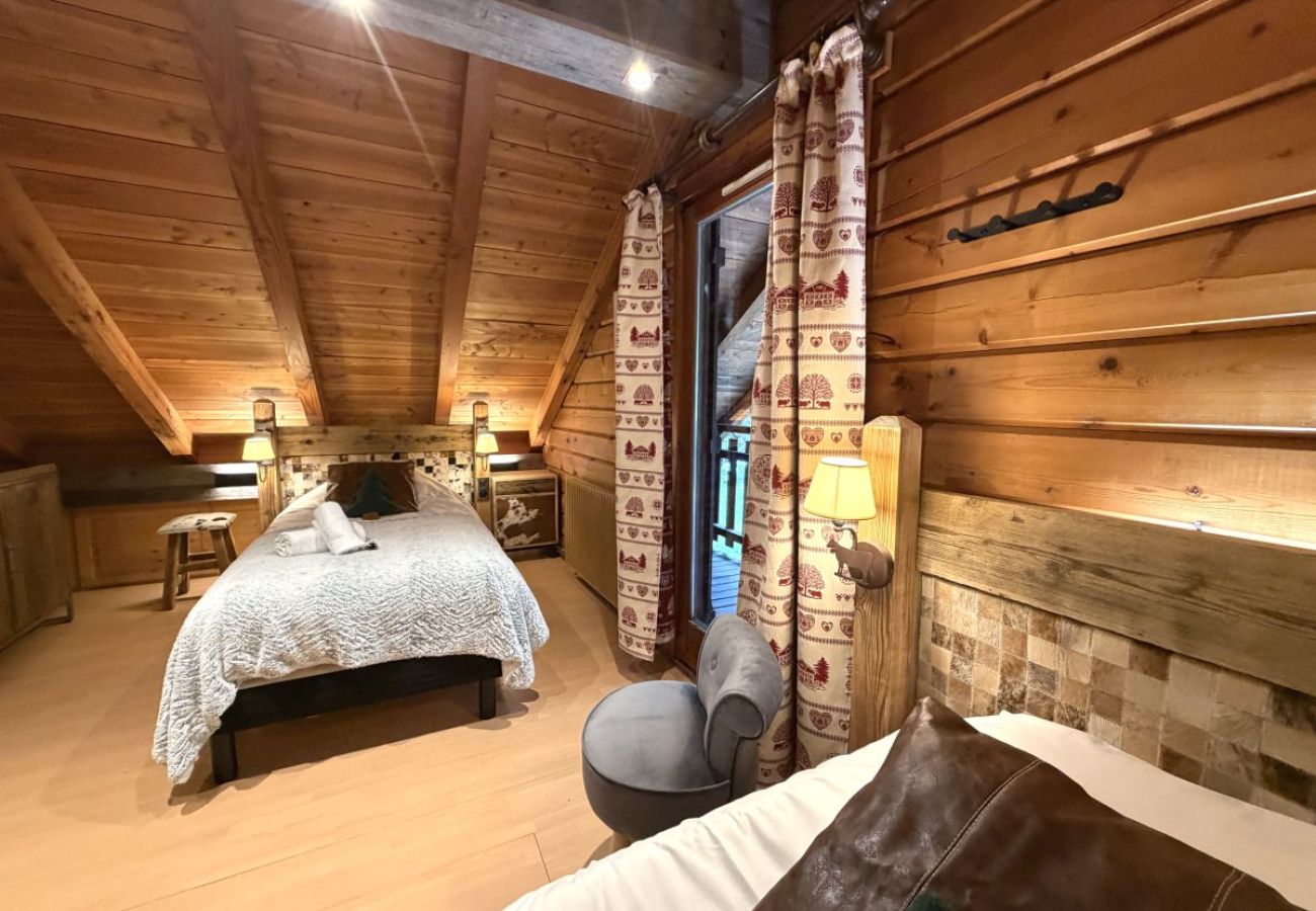 Chambre avec deux lits simples et TV