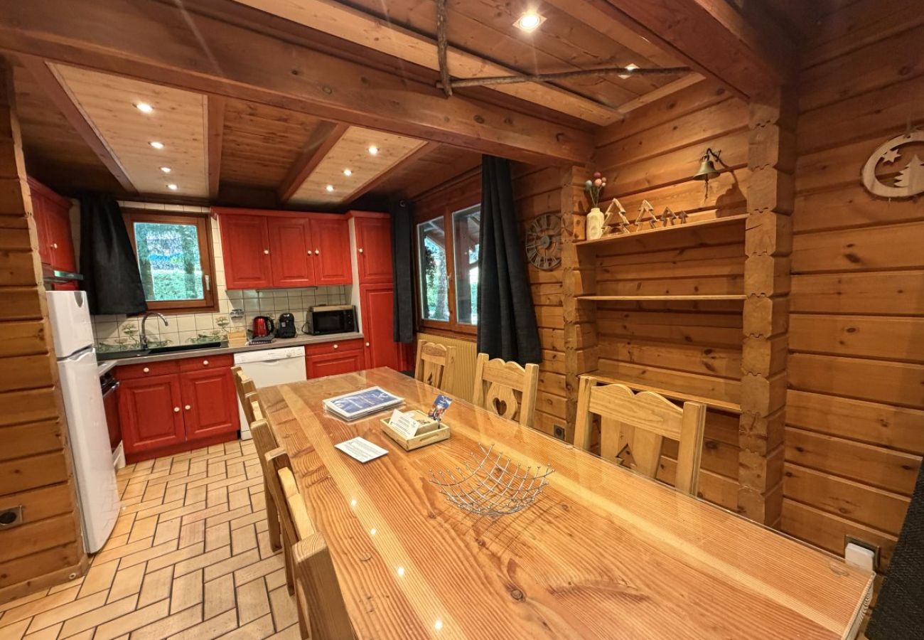 Cuisine avec réfrigérateur, cuisinière, micro-ondes, cafetière, bouilloire, lave-vaisselle, lave-linge