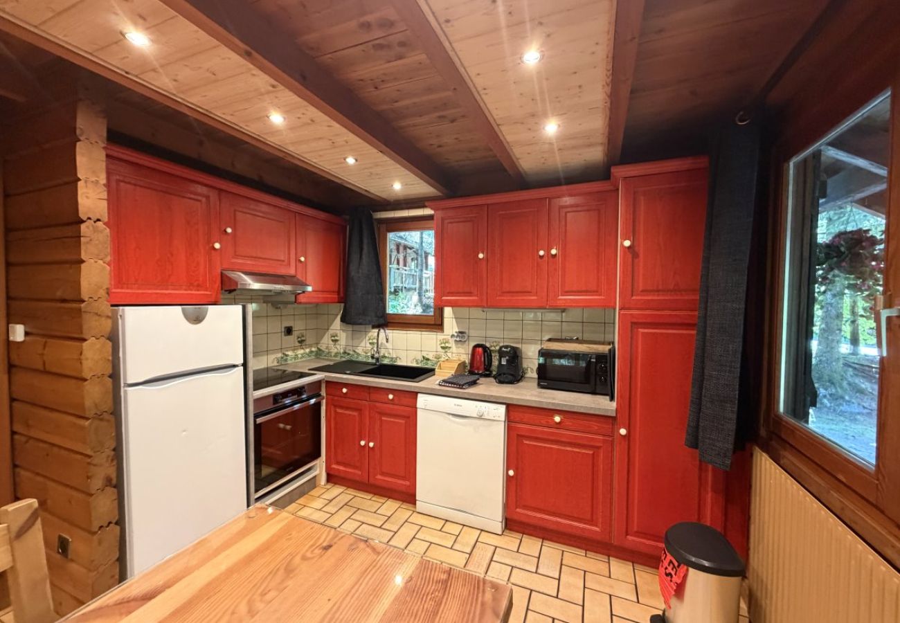Cuisine avec réfrigérateur, cuisinière, micro-ondes, cafetière, bouilloire, lave-vaisselle, lave-linge