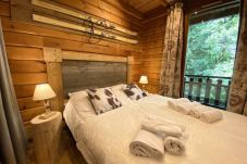 Dormitorio con cama de matrimonio y TV