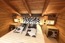 Dormitorio con cama de matrimonio y TV