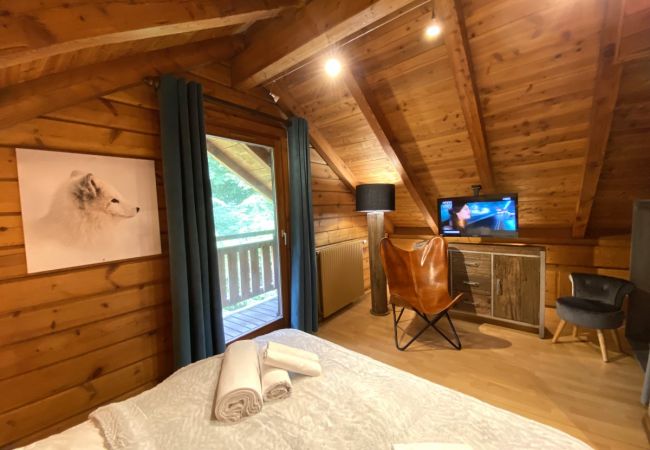 Chambre avec lit double et TV