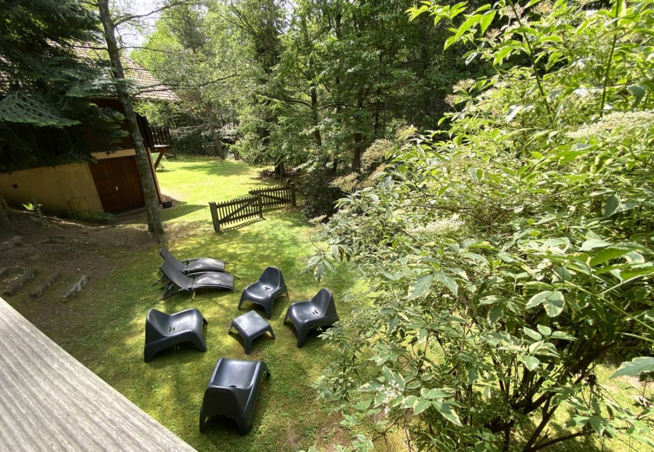 Jardin avec terrasse et vue sur la rivière