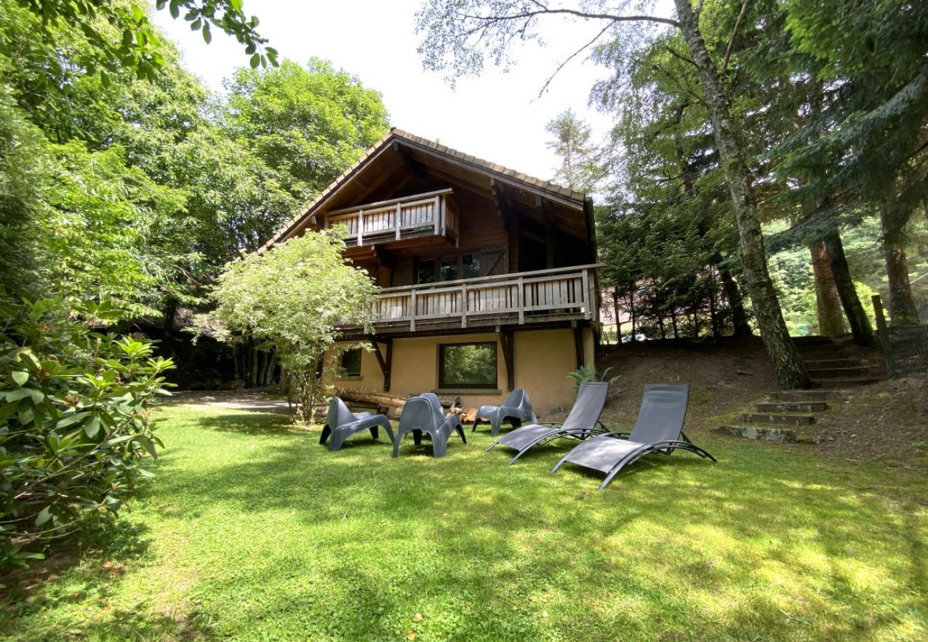 Jardin avec terrasse et vue sur la rivière