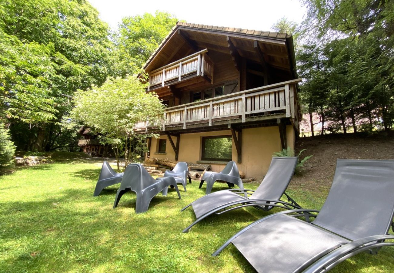 Jardin avec terrasse et vue sur la rivière