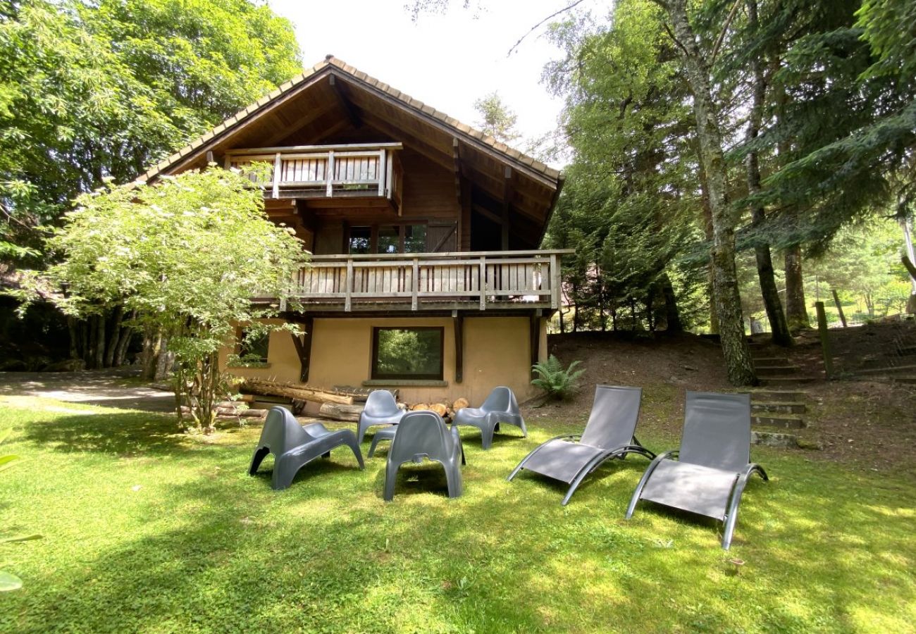 Jardin avec terrasse et vue sur la rivière