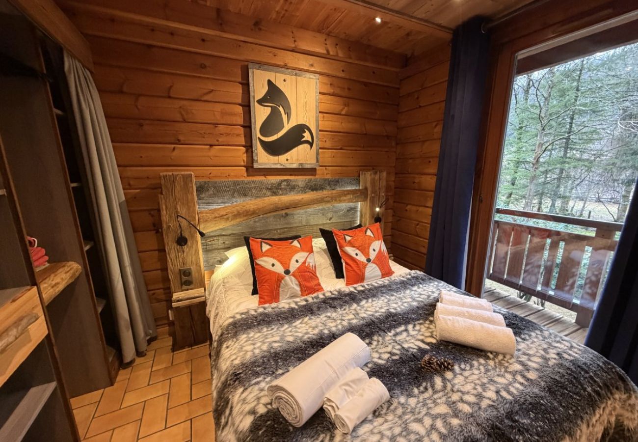 Chambre avec lit double et TV