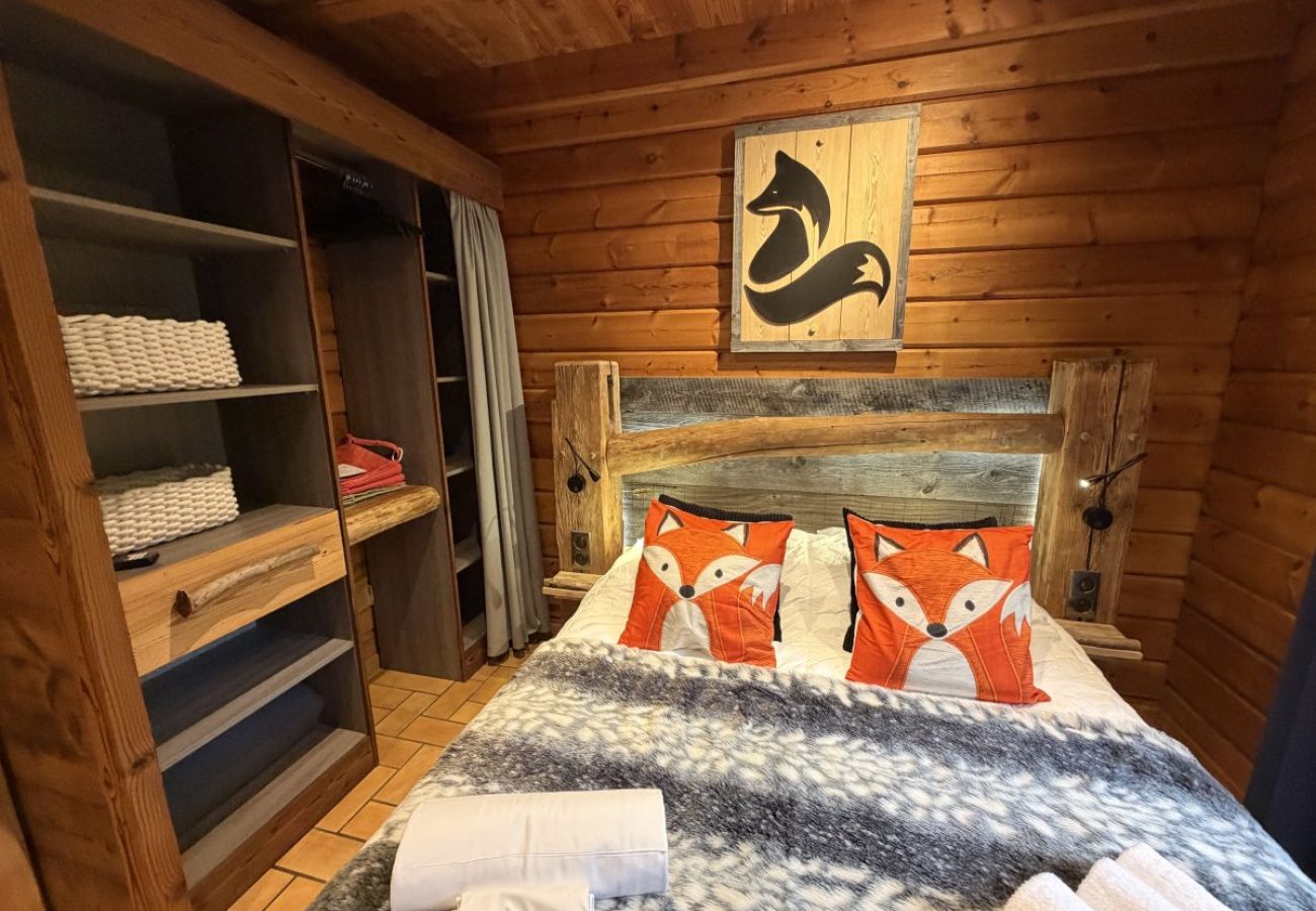 Chambre avec lit double et TV