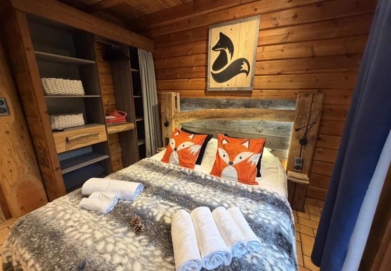 Chambre avec lit double et TV