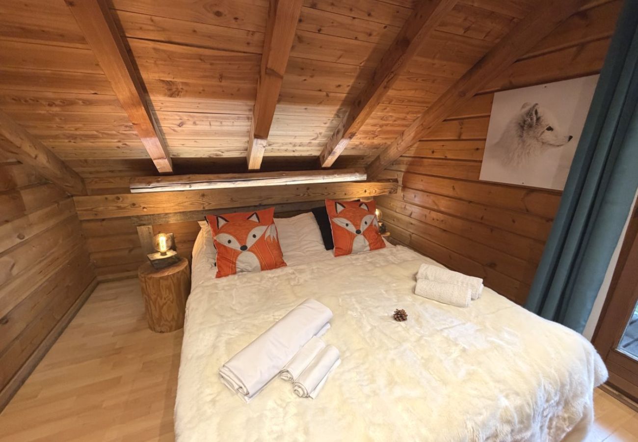 Chambre avec lit double et TV