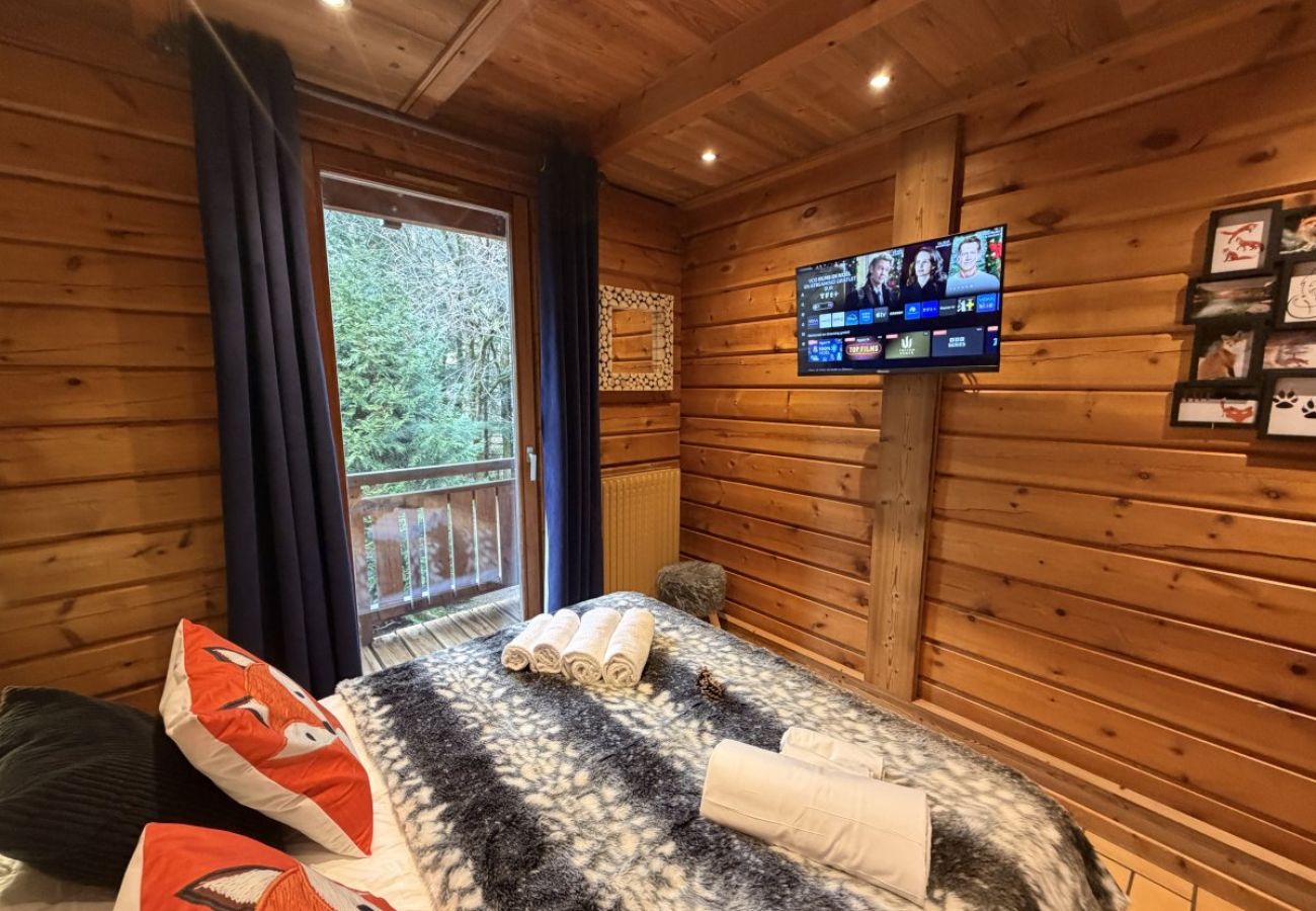 Chambre avec lit double et TV