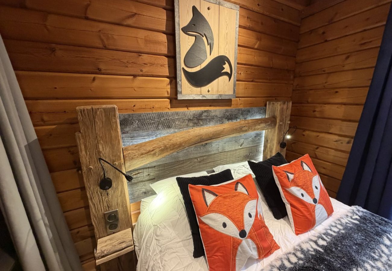 Chambre avec lit double et TV