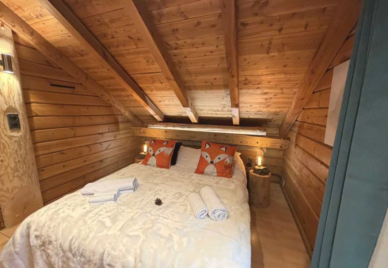 Chambre avec lit double et TV