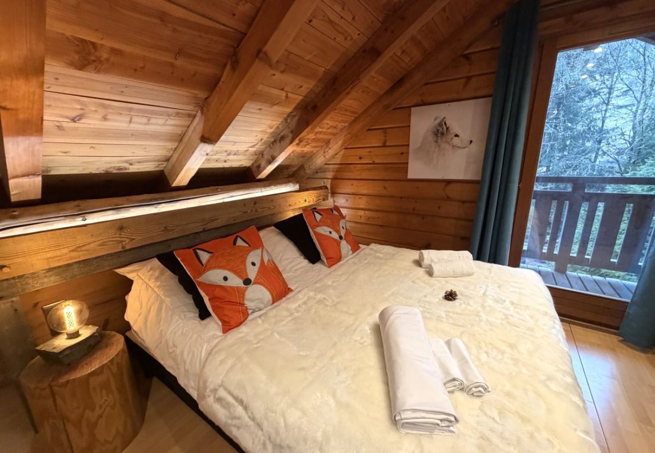 Chambre avec lit double et TV