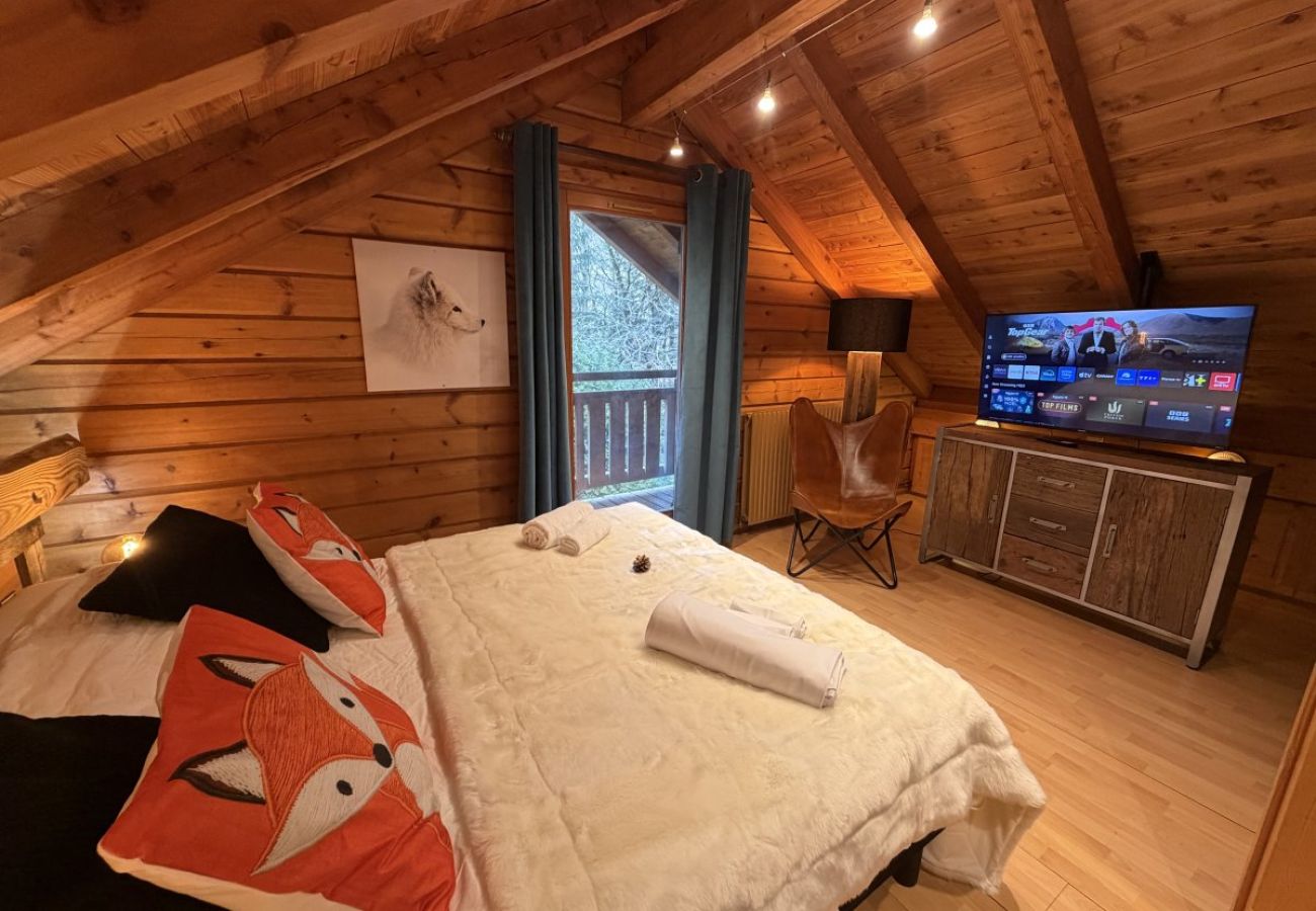 Chambre avec lit double et TV