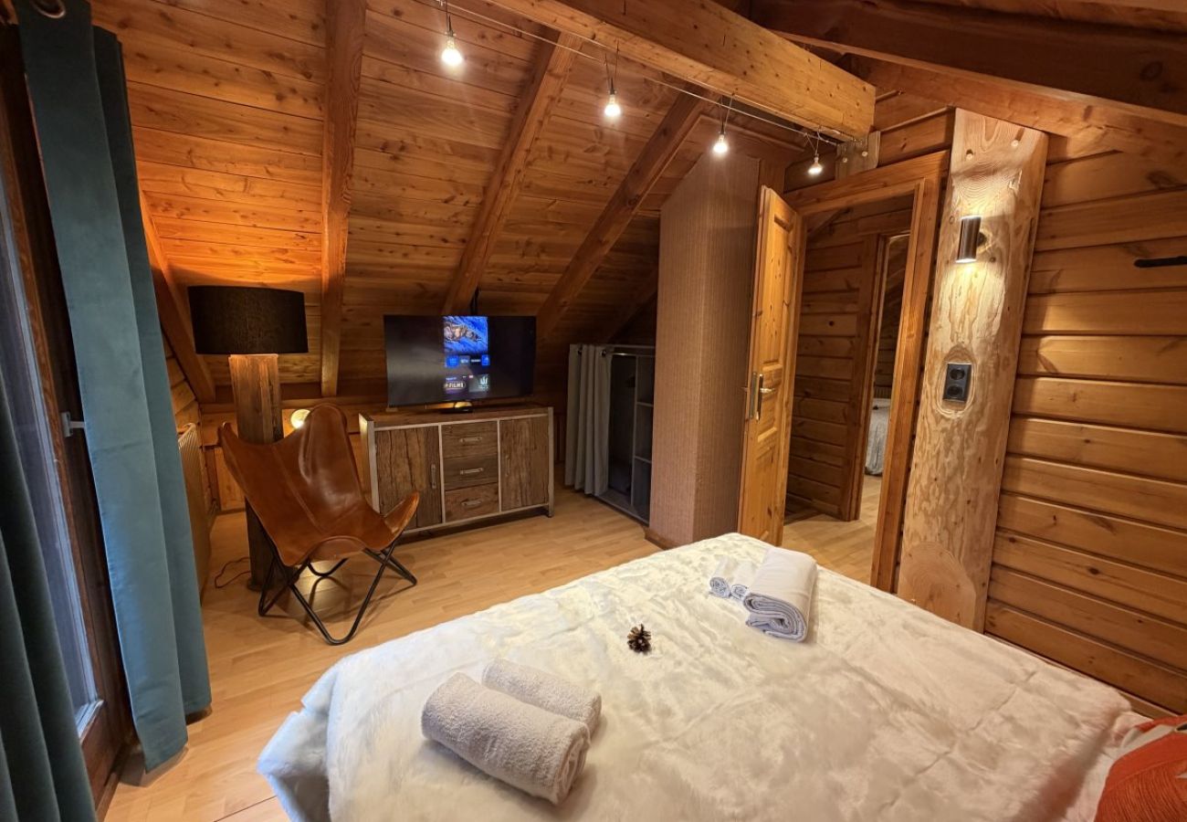 Chambre avec lit double et TV